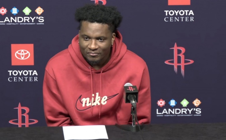 半岛体育入口-卡佩拉:投三分是教练特意画的战术 绝对是我生涯最棒的时刻之一